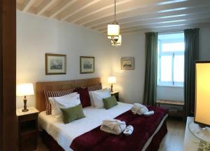 una camera da letto con un letto con asciugamani sopra di Casa Do Tanque a Nordestinho Altre 29 foto