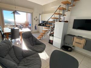 TV a/nebo společenská místnost v ubytování Port Leucate: Appartement T3 Duplex Climatisé, 6 Pers, Face à la Mer, Parking - FR-1-798-53