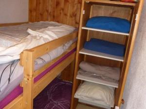 2 letti a castello in una camera accanto a un letto di Studio confortable au Sauze, proche pistes, 4 couchages - FR-1-804-53 a Enchastrayes