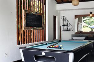 une pièce avec un billard et une télévision dans l'établissement Dewantara Boutique Villa Resort Bali, à Umeanyar