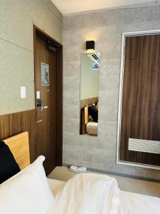Postel nebo postele na pokoji v ubytování e-hostel 心斎橋 双床房 + 3 fotografie