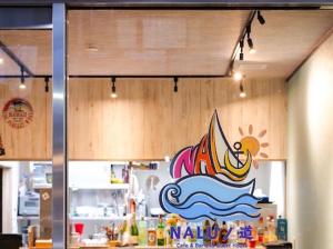 a window of a restaurant with a painting of a boat at Guesthouse NALUノ道 in Kobe