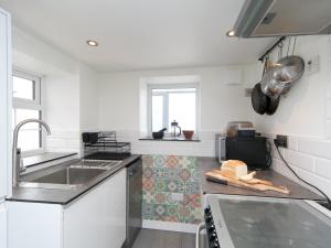 Kuchyň nebo kuchyňský kout v ubytování 2 Bedroom Quarryman Cottage at the base of Snowdon - Pass the Keys