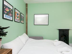 Postel nebo postele na pokoji v ubytování 2 Bedroom Quarryman Cottage at the base of Snowdon - Pass the Keys