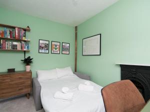 Postel nebo postele na pokoji v ubytování 2 Bedroom Quarryman Cottage at the base of Snowdon - Pass the Keys + 13 fotografií