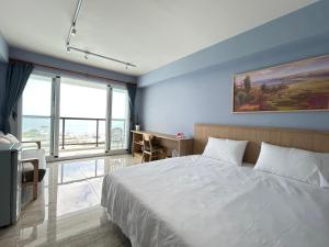 Postel nebo postele na pokoji v ubytování 那界灣海景民宿 Dulan Najie Bay Inn
