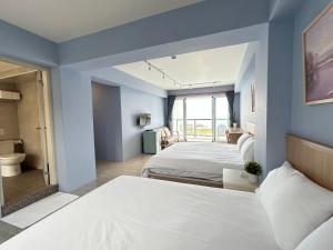 Postel nebo postele na pokoji v ubytování 那界灣海景民宿 Dulan Najie Bay Inn