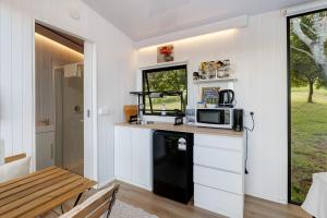 Köök või kööginurk majutusasutuses Tiny House Elevation 152 by Tiny Away