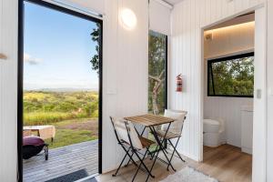 Rõdu või terrass majutusasutuses Tiny House Elevation 152 by Tiny Away