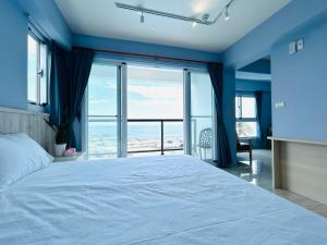 Postel nebo postele na pokoji v ubytování 那界灣海景民宿 Dulan Najie Bay Inn
