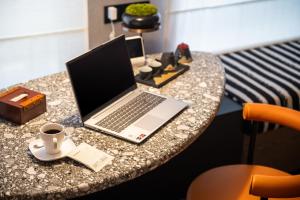Arthur Hotel Luogang Xiangang Metro Guangzhou-Free Breakfast and Free Afternoon Teaにあるテレビまたはエンターテインメントセンター