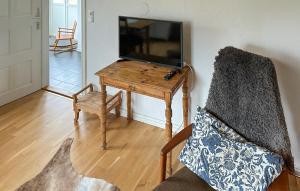TV a/nebo společenská místnost v ubytování Gorgeous Home In Brösarp With Wifi