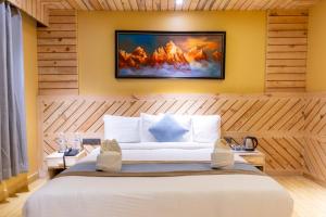 Uma cama ou camas num quarto em Trekkers Inn Boutique Hotel Pokhara
