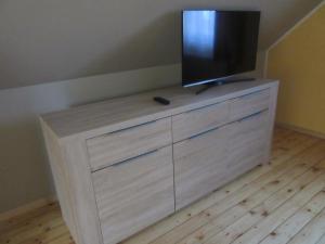 a dresser with a flat screen tv on top of it at Hotel Restaurant Jonkhans in Rees