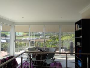 a room with a balcony with a table and chairs at Casa Das Faias in Santa Cruz da Graciosa