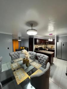 a living room with a couch and a table at Apartamento amueblado in Arenoso