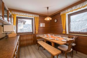 a dining room with a table and chairs at Landhaus Vier Jahreszeiten in Krimml