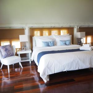 Giường trong phòng chung tại The Blue Sky Resort @ Ranong