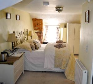 A bed or beds in a room at The Stags Head Inn 