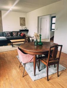 ヴィルヌーヴ・シュル・ロットにあるMaison familiale 4 Chambresの木製のテーブルと椅子のあるリビングルーム