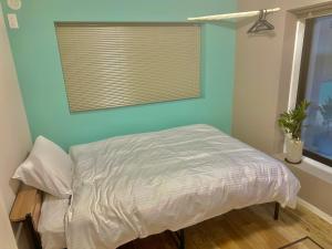 Tempat tidur dalam kamar di まち宿-machiyard-