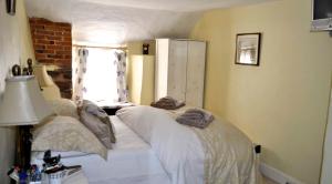 A bed or beds in a room at The Stags Head Inn 