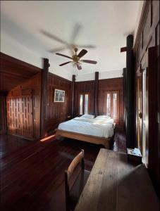 a bedroom with a bed and a ceiling fan at Modern Thai Style Villa & Pool in Pattaya Central