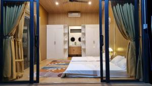 En eller flere senge i et værelse på Cây Trôm Homestay 1