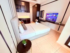 TV a/nebo společenská místnost v ubytování Axon Residence Bukit Bintang By Lux Stay KLCC Pavillion