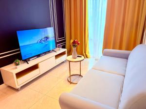 TV a/nebo společenská místnost v ubytování Axon Residence Bukit Bintang By Lux Stay KLCC Pavillion