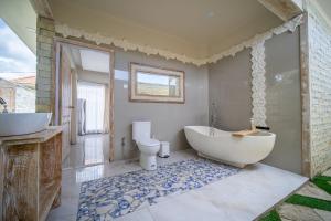 Koupelna v ubytování Villa Sumba, Single Room Villa with Private Pool, Outdoor Bathtub, FREE Access to Gym, Onsite SPA, Car-Bike-ATV Rental, Diving and Fishing