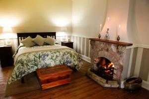 Tempat tidur dalam kamar di Reilly's Rock Hilltop Lodge