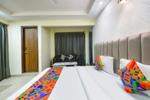 Postel nebo postele na pokoji v ubytování FabHotel DM 45 - Nr Millenium city center Metro