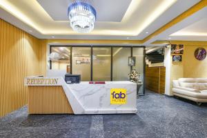 Postel nebo postele na pokoji v ubytování FabHotel DM 45 - Nr Millenium city center Metro