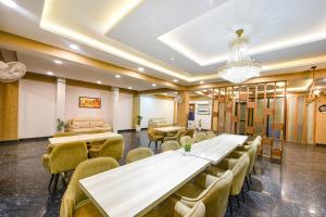 Posezení v ubytování FabHotel DM 45 - Nr Millenium city center Metro