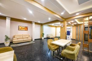 Kuchyň nebo kuchyňský kout v ubytování FabHotel DM 45 - Nr Millenium city center Metro