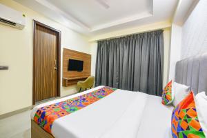 Postel nebo postele na pokoji v ubytování FabHotel DM 45 - Nr Millenium city center Metro