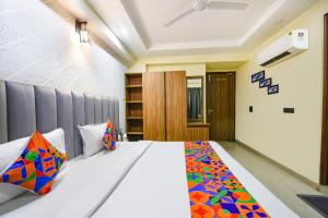 Postel nebo postele na pokoji v ubytování FabHotel DM 45 - Nr Millenium city center Metro