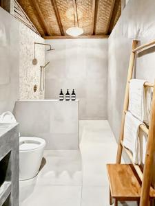 Et badeværelse på Villa Belimbing Bingin Beach