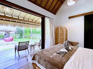 En eller flere senge i et værelse på Villa Belimbing Bingin Beach