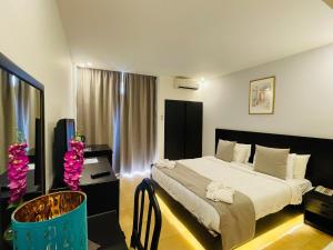ein Schlafzimmer mit einem Bett und einem Schreibtisch in einem Zimmer in der Unterkunft Vanda Boutique Hotel & Spa By Rafahia in Jounieh