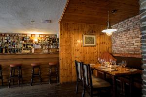een eetkamer met een tafel en een bar bij Lydons Lodge Hotel in Cong