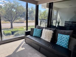Midnight Luxe 1BR 1Bath Apartment 104 in the heart of Braddon Pool Sauna Secure Parking Wine WiFi的休息区