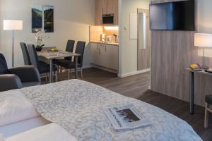 una camera d'albergo con letto, cucina e tavolo di SVG Boardinghaus a Monaco