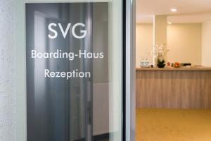 ein Schild an der Tür einer Rezeption der Pension in der Unterkunft SVG Boardinghaus in München