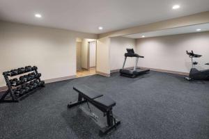 Fitness centrum a/nebo fitness zařízení v ubytování Super 8 by Wyndham Fallon