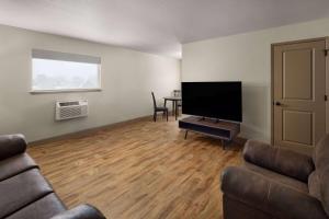 TV a/nebo společenská místnost v ubytování Super 8 by Wyndham Fallon