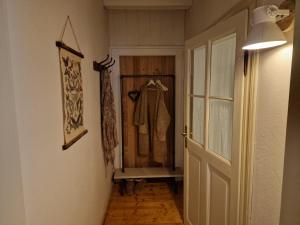 a hallway with an open door and a closet at Kleine Auszeit in Detmold