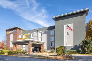 a hotel with an american flag in front of it at La Quinta by Wyndham Atlanta Airport South in Atlanta