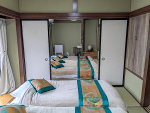 富士たから荘山中館客房内的一张或多张床位
